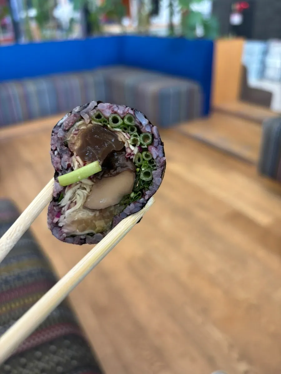 포장용으로 담은 곤약 미나리 김밥