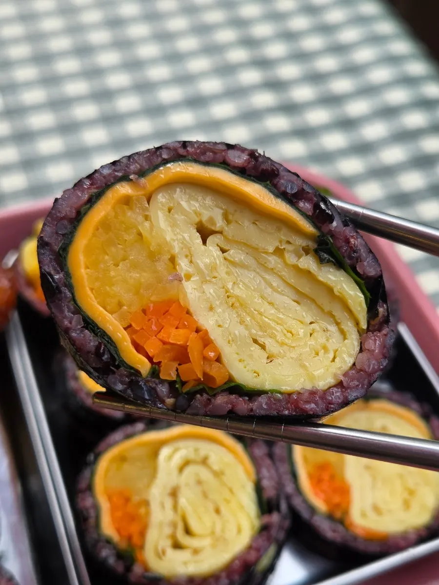 Cross-section of gimbap full of egg sheet