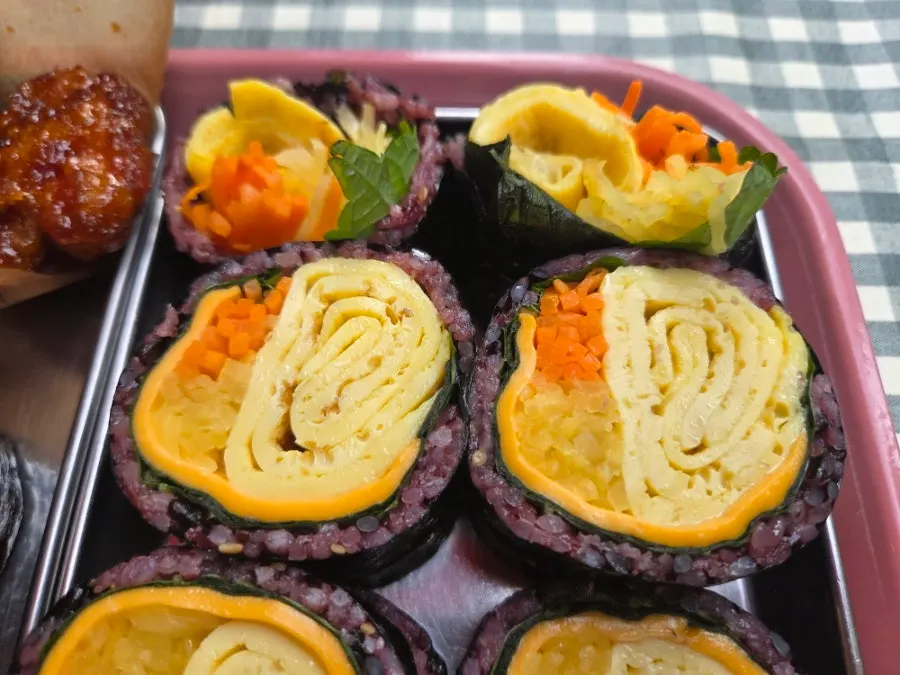 Final spread of two gimbap types and dakgangjeong