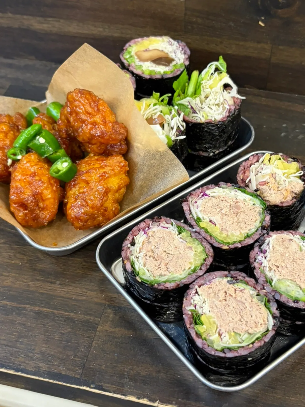 참치김밥과 곤약미나리 닭강정 세트 상차림