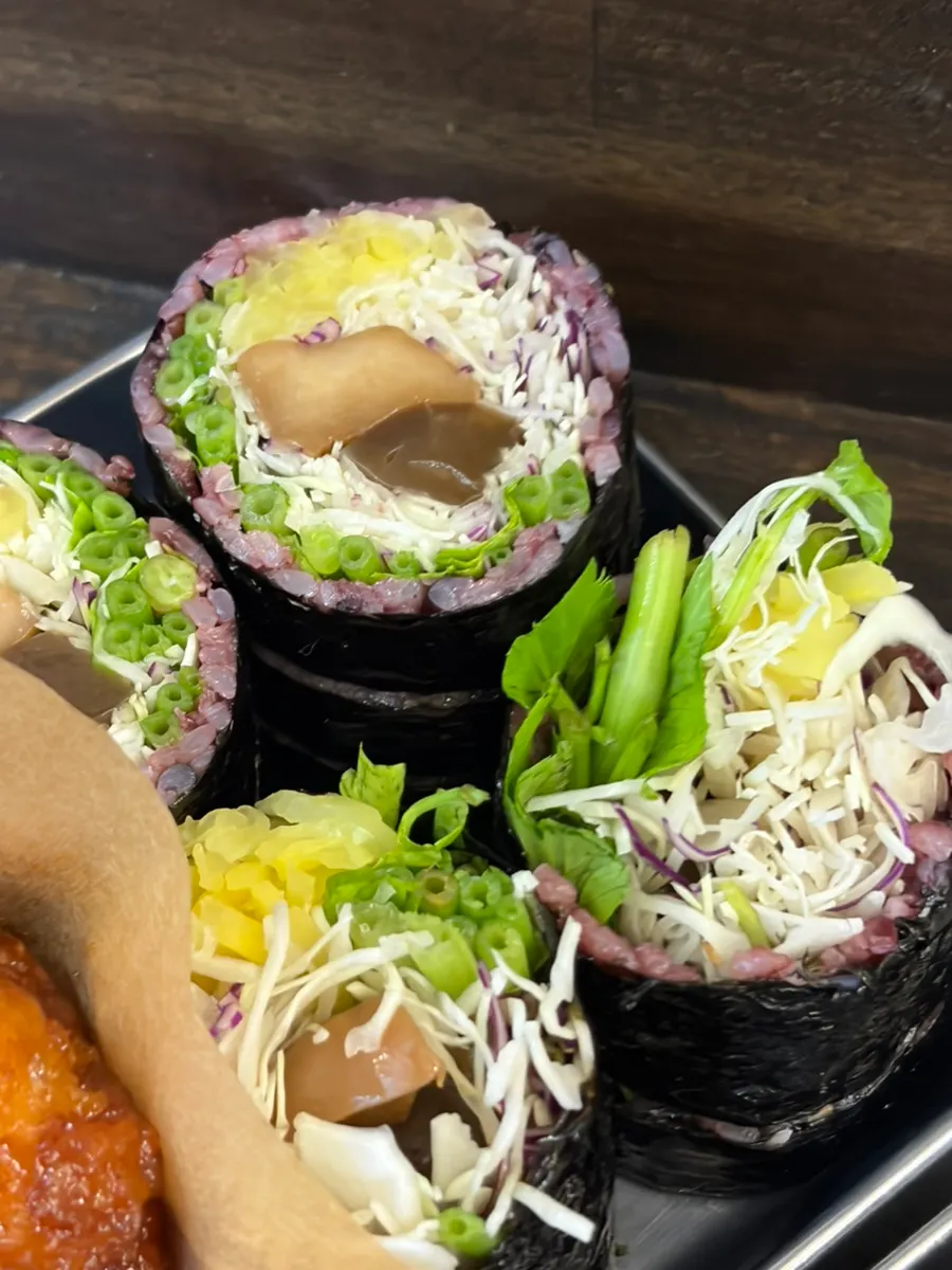닭강정과 김밥 함께 놓인 테이블