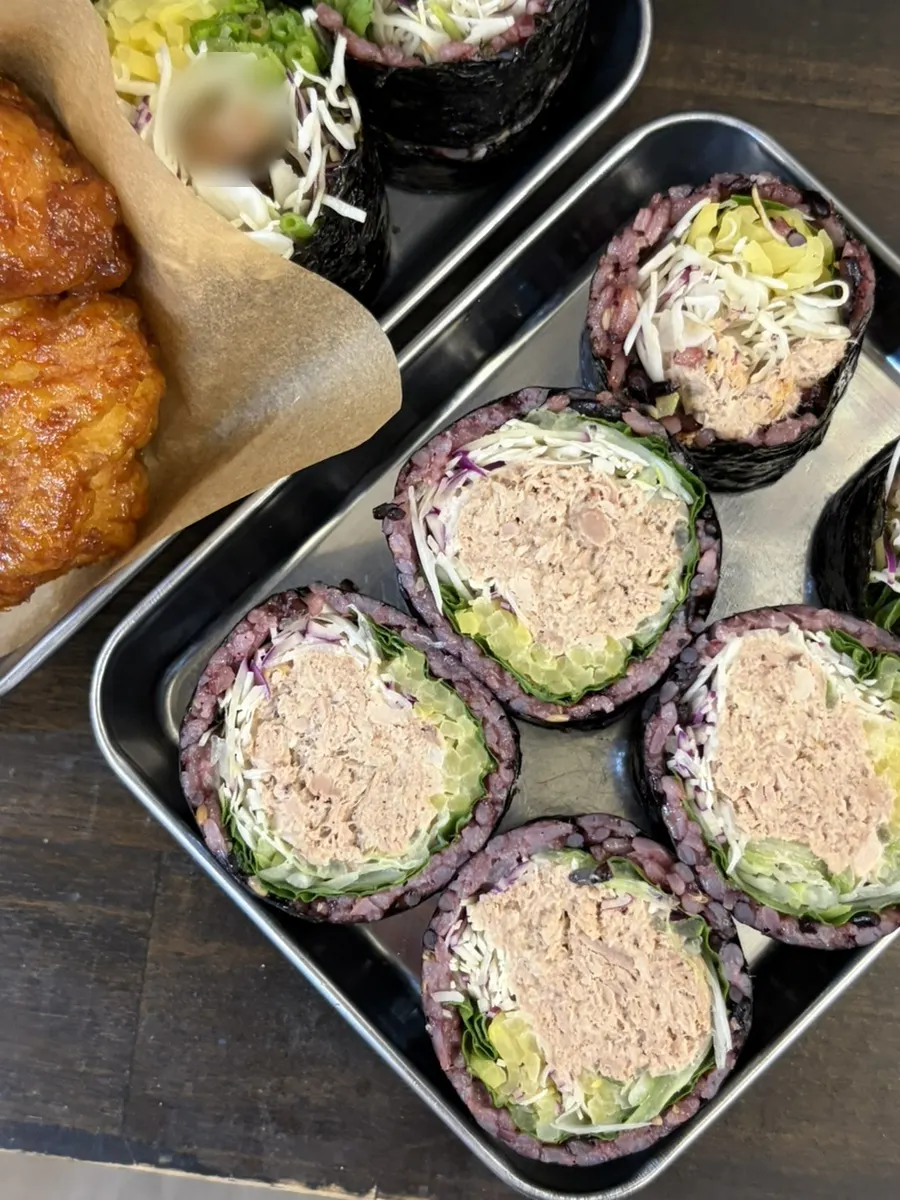 참치김밥 단면