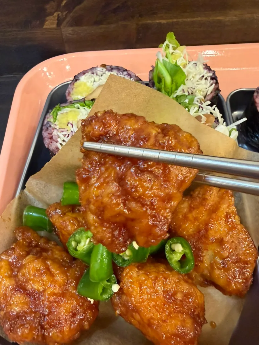참치김밥과 닭강정 마지막 한 입