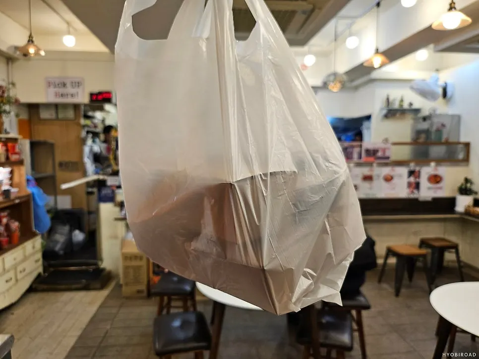 포장 용기에 담긴 김밥 세 줄