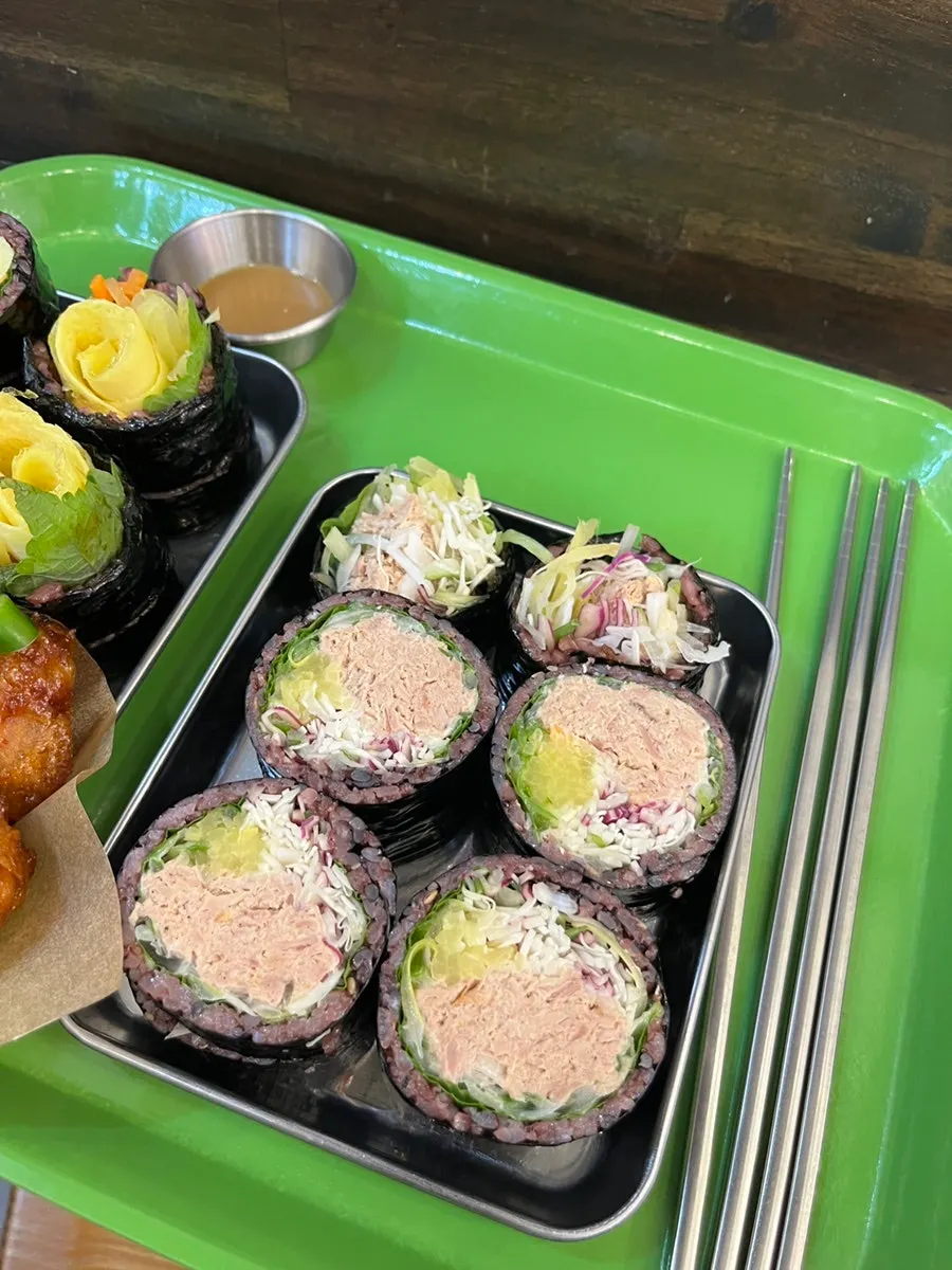 참치가 가득한 김밥 한 조각