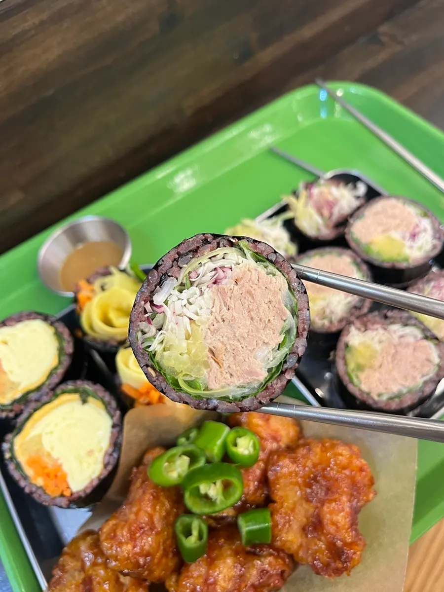 김밥과 닭강정, 육수가 놓인 테이블