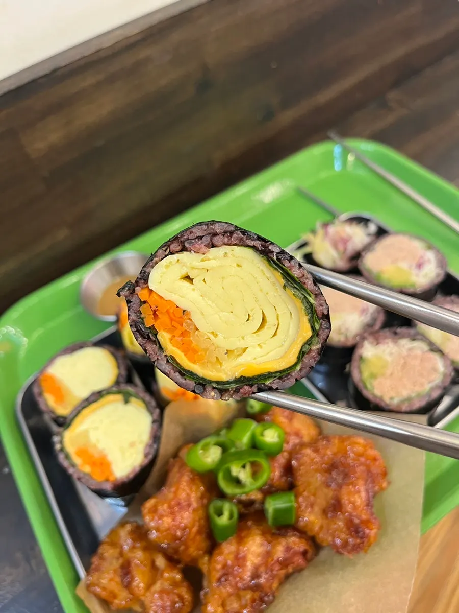 홀스김밥본점 김밥 두 종류 마무리 상차림