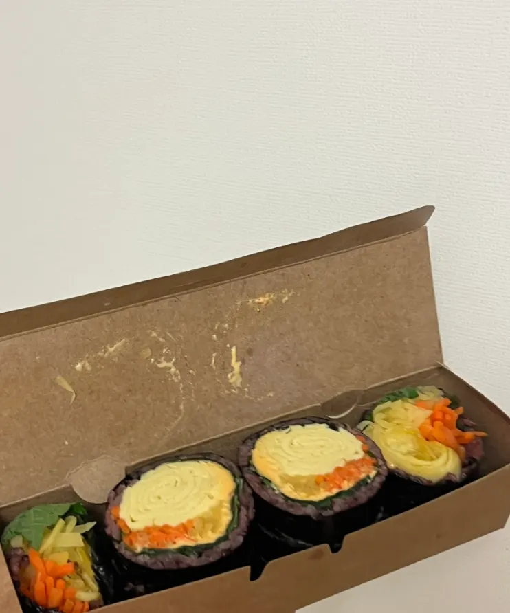 계란과 당근이 들어간 김밥 단면