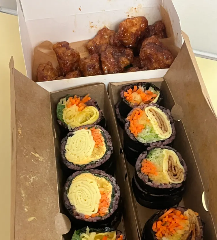 김밥과 닭강정을 펼쳐 놓은 포장 한상
