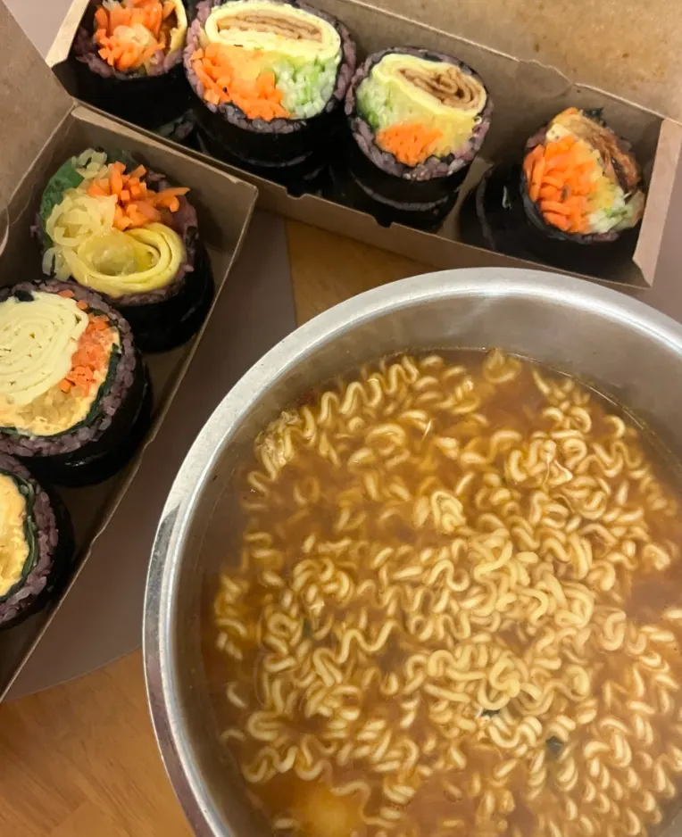 컵라면과 김밥, 닭강정으로 차린 저녁상