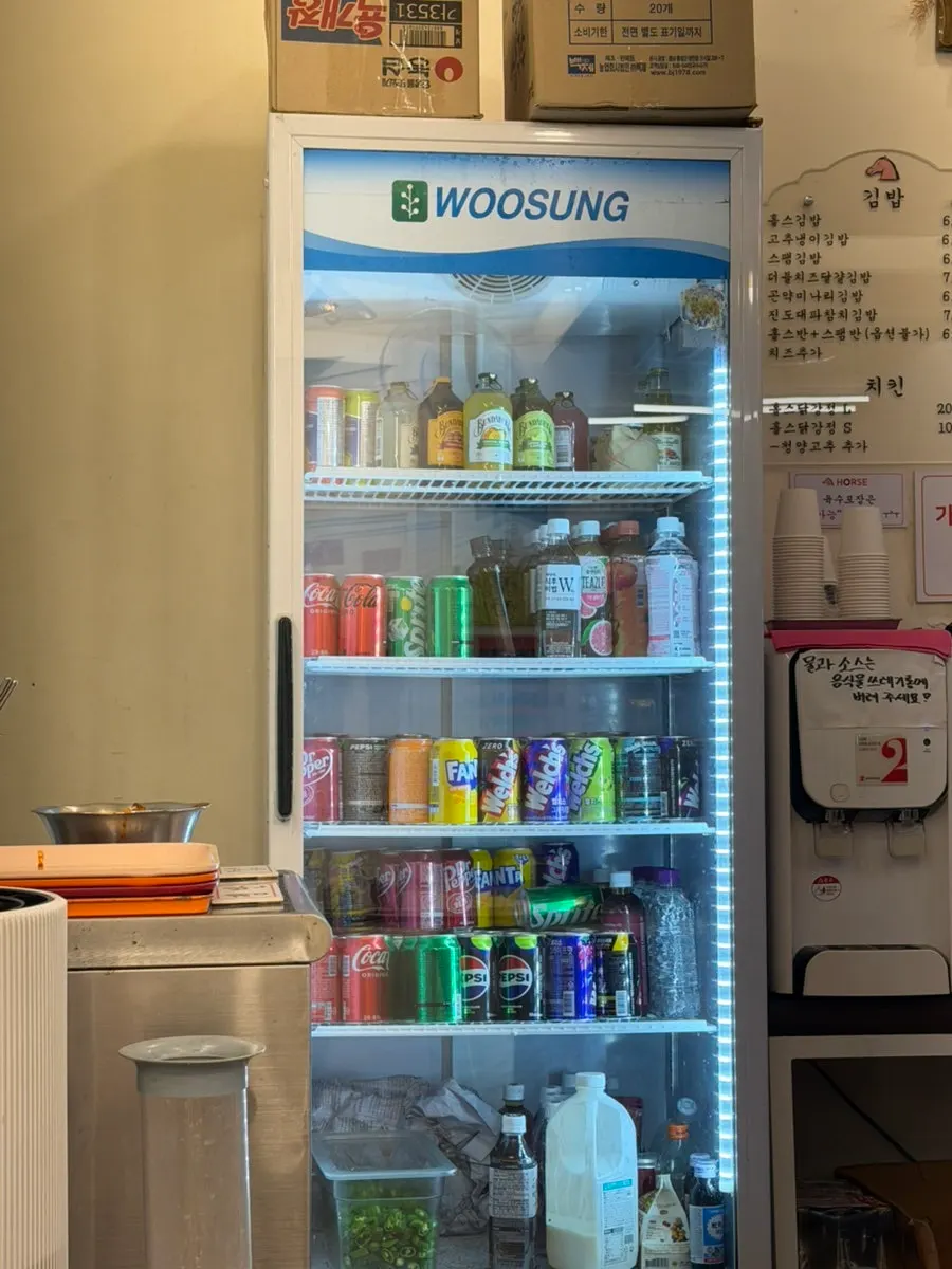 Estantería de ramen instantáneo en vaso y bebidas