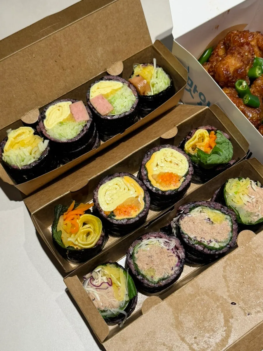 Mesa servida con gimbap y dakgangjeong