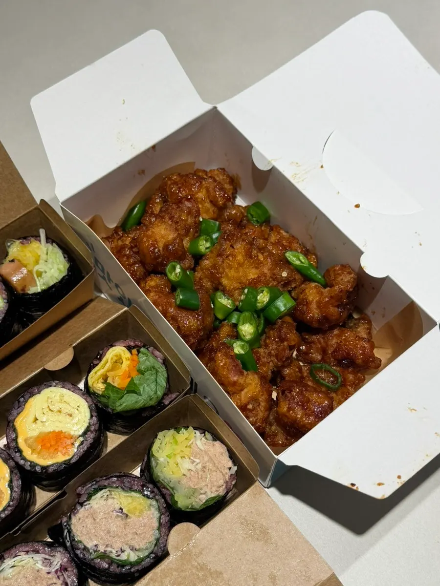 Composición del pedido de gimbap y dakgangjeong