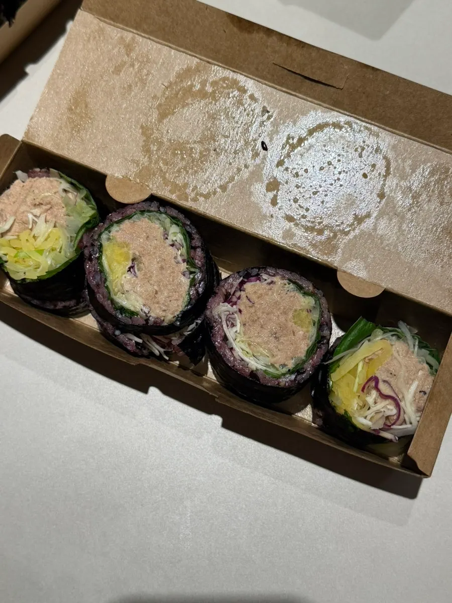 Gimbap preparado con una capa fina de arroz