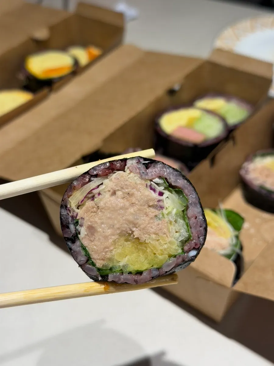 Mesa completa de gimbap y dakgangjeong