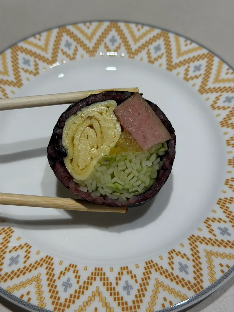 Gimbap con cebolleta y atún con mayonesa