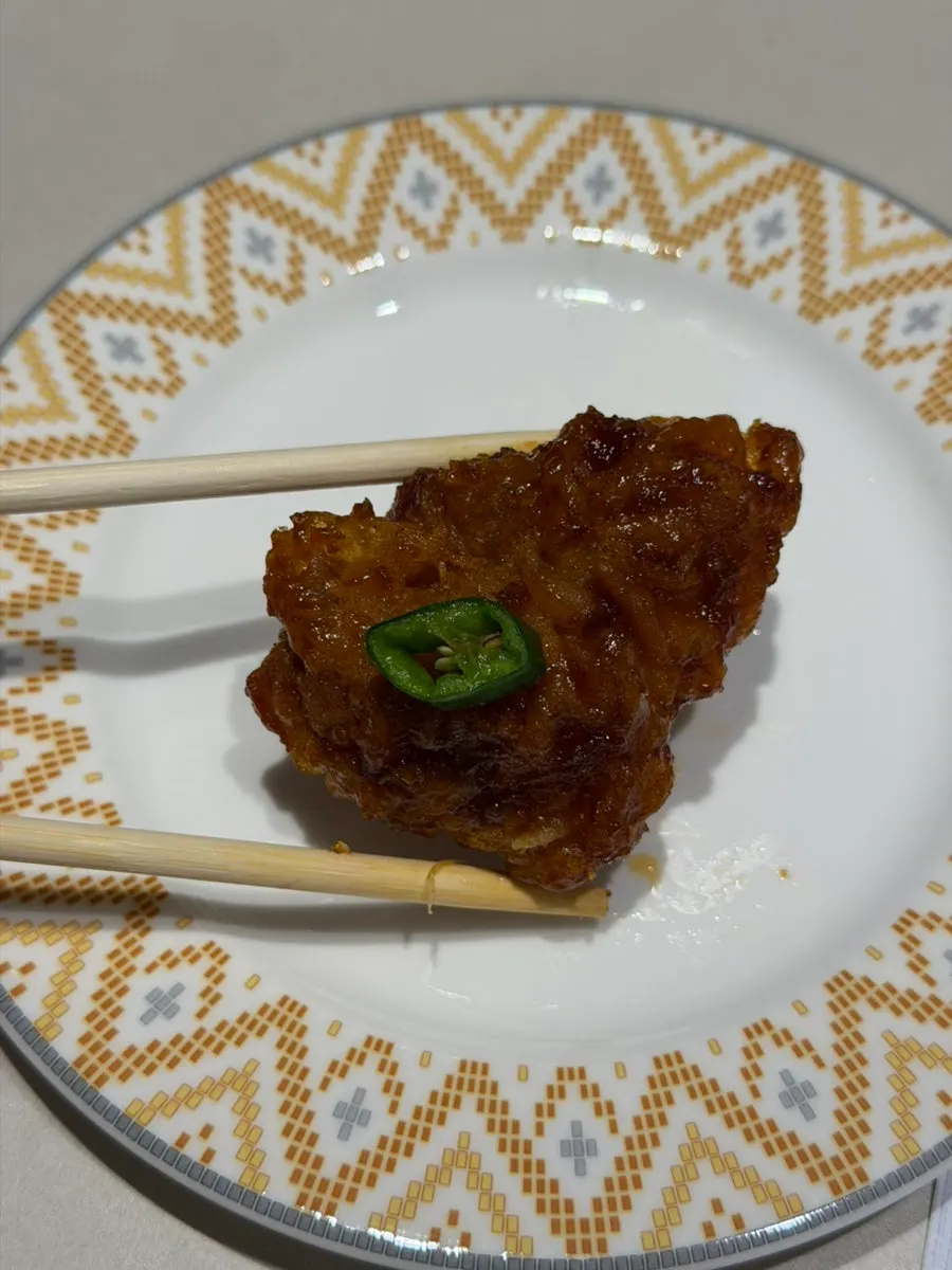 Gimbap de queso acompañado de salsa para mojar