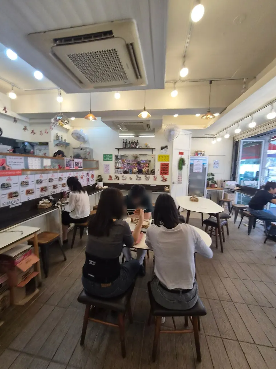 점심시간 손님이 오가는 홀스김밥 본점 매장 내부