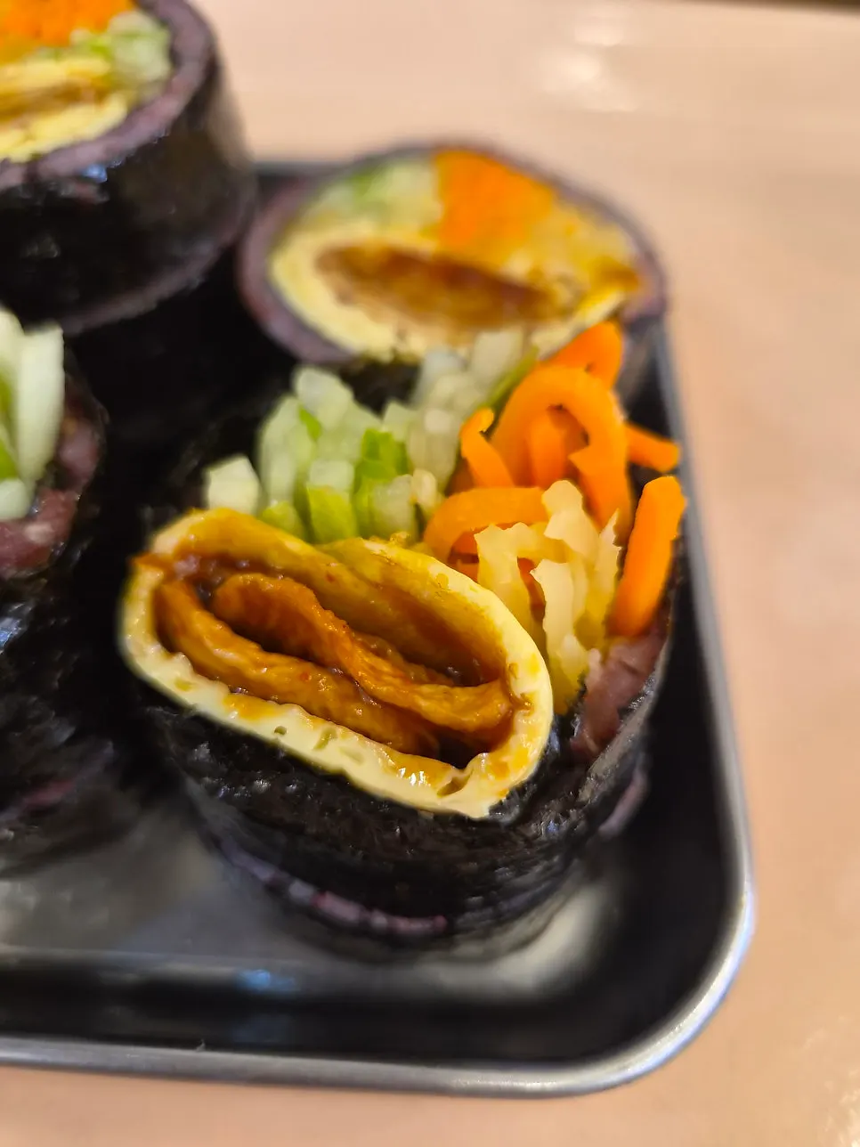 흑미밥은 얇고 속재료가 꽉 찬 홀스김밥 단면