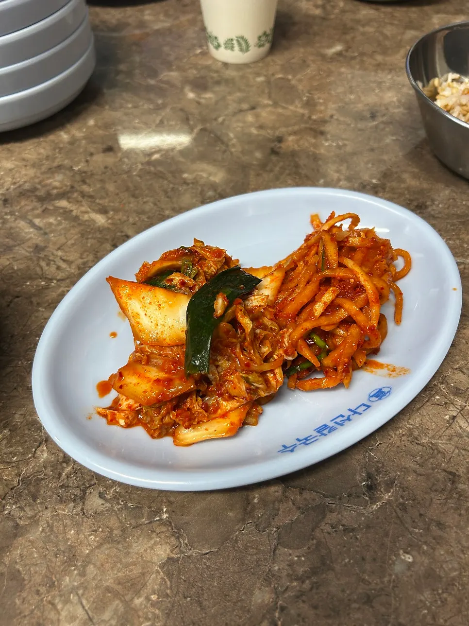 테이블 위 고추장과 후추
