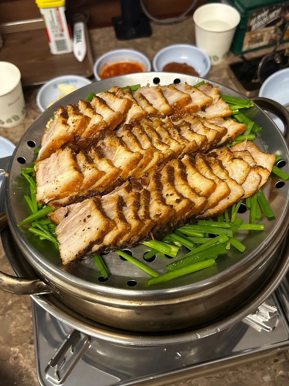 푸짐하게 담긴 수육 대 사이즈