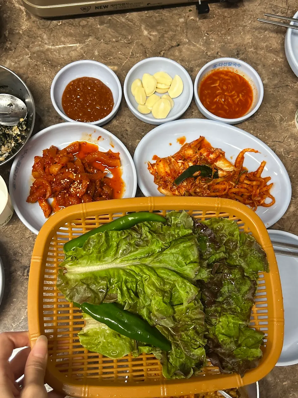 수육과 함께 나온 김치 상추 마늘