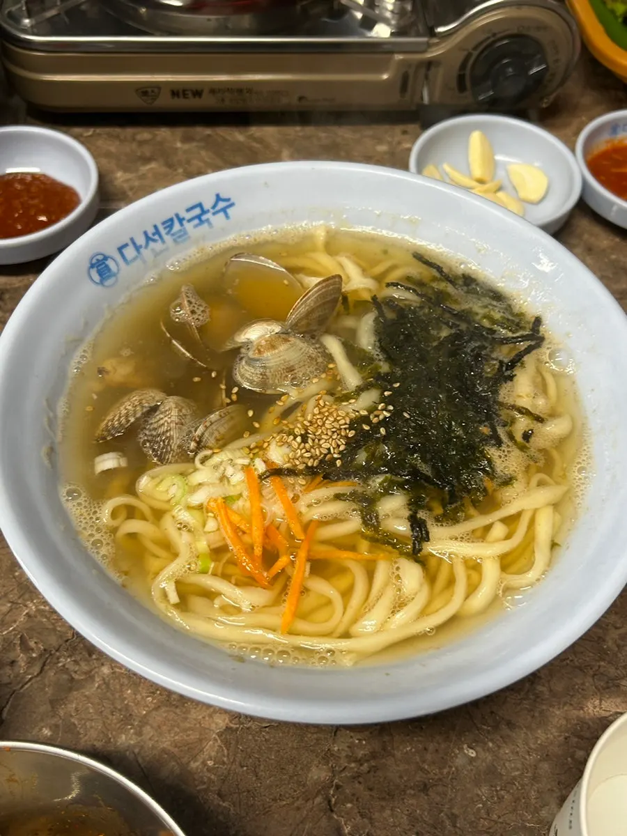 간장에 찍어 먹는 고기만두