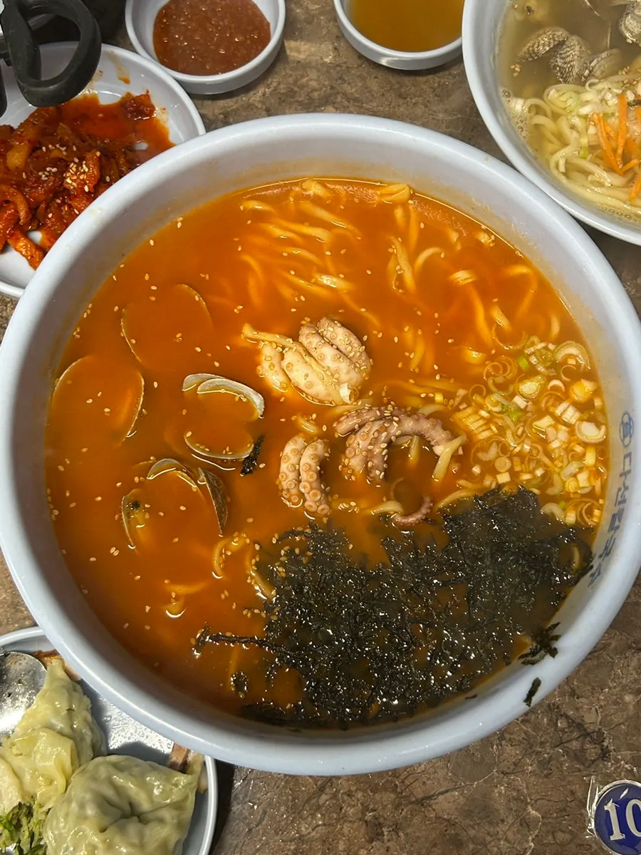 바지락 가득한 다선칼국수 한 그릇