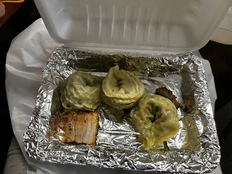 수육과 칼국수가 차려진 가족 외식 한 상