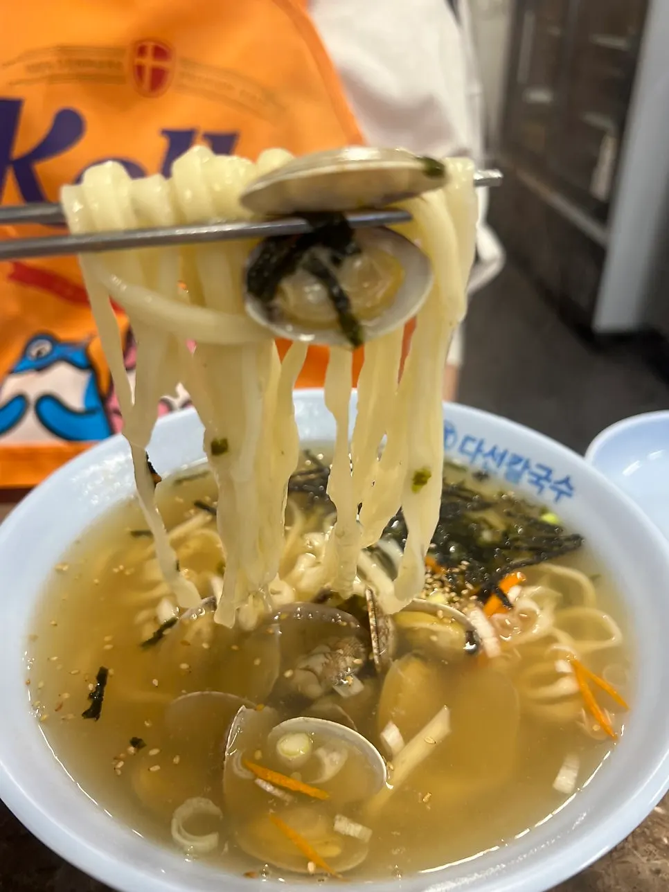Rich, pleasantly spicy jang kalguksu
