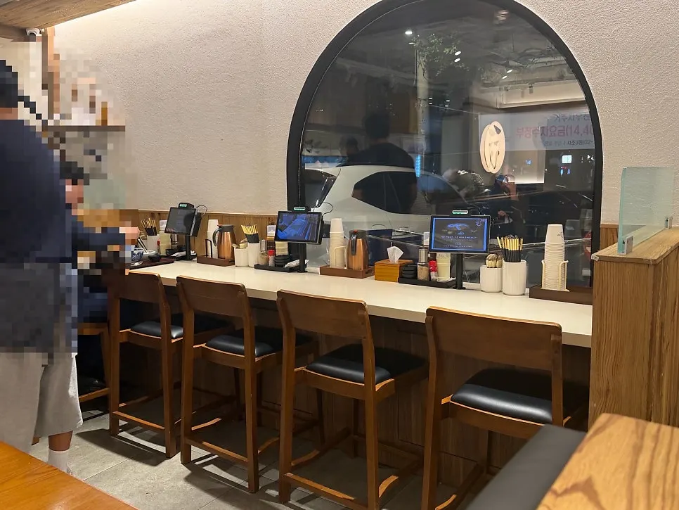 Clean table seating in the main hall at Kosi Gyodae Branch