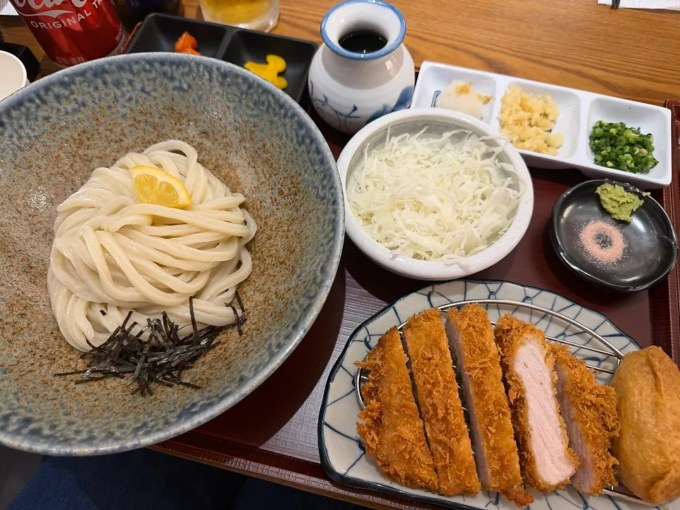 Self-serve corner for side dishes and sauces at Kosi Gyodae Branch