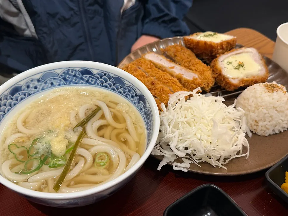 Full table setting of the gyudon set