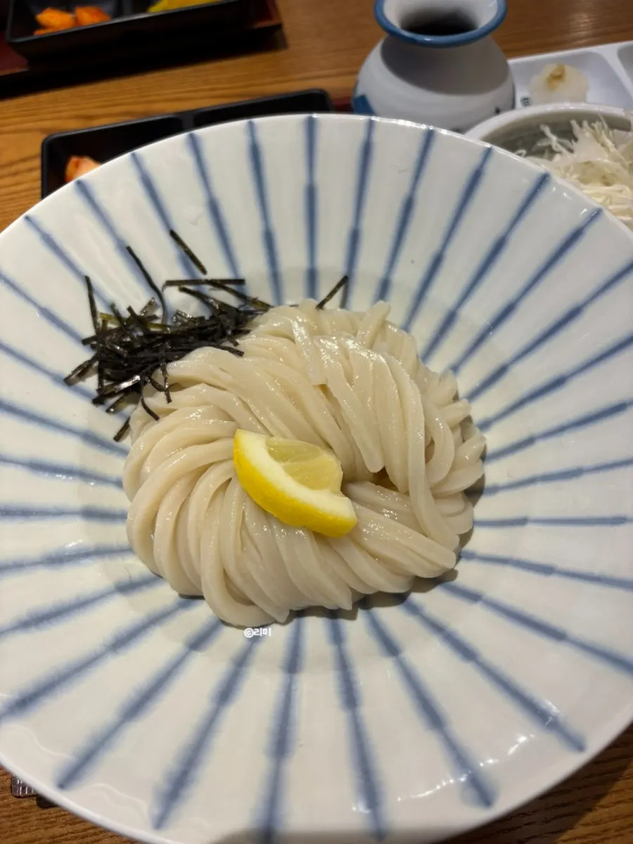 쫄깃한 면발의 차가운 붓카케우동