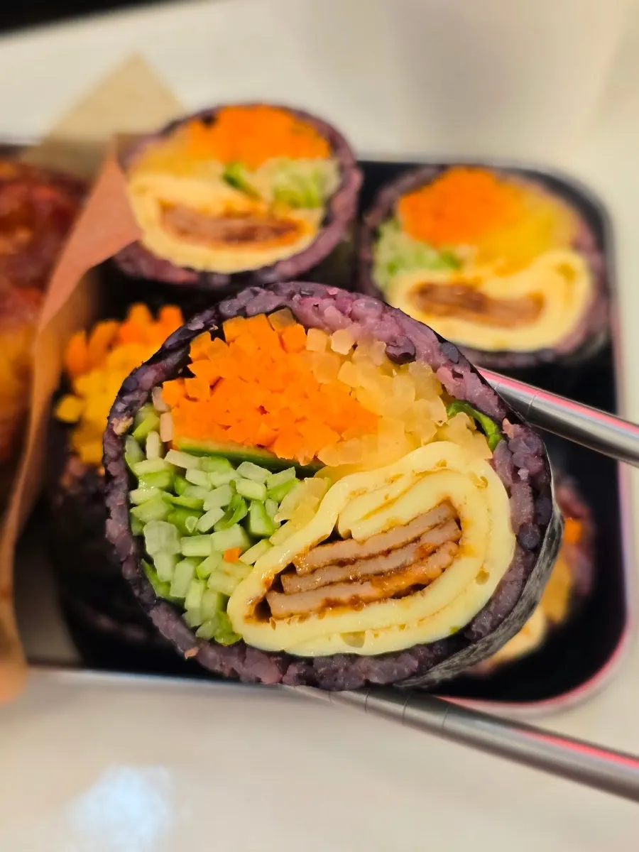 속재료가 푸짐한 홀스 김밥