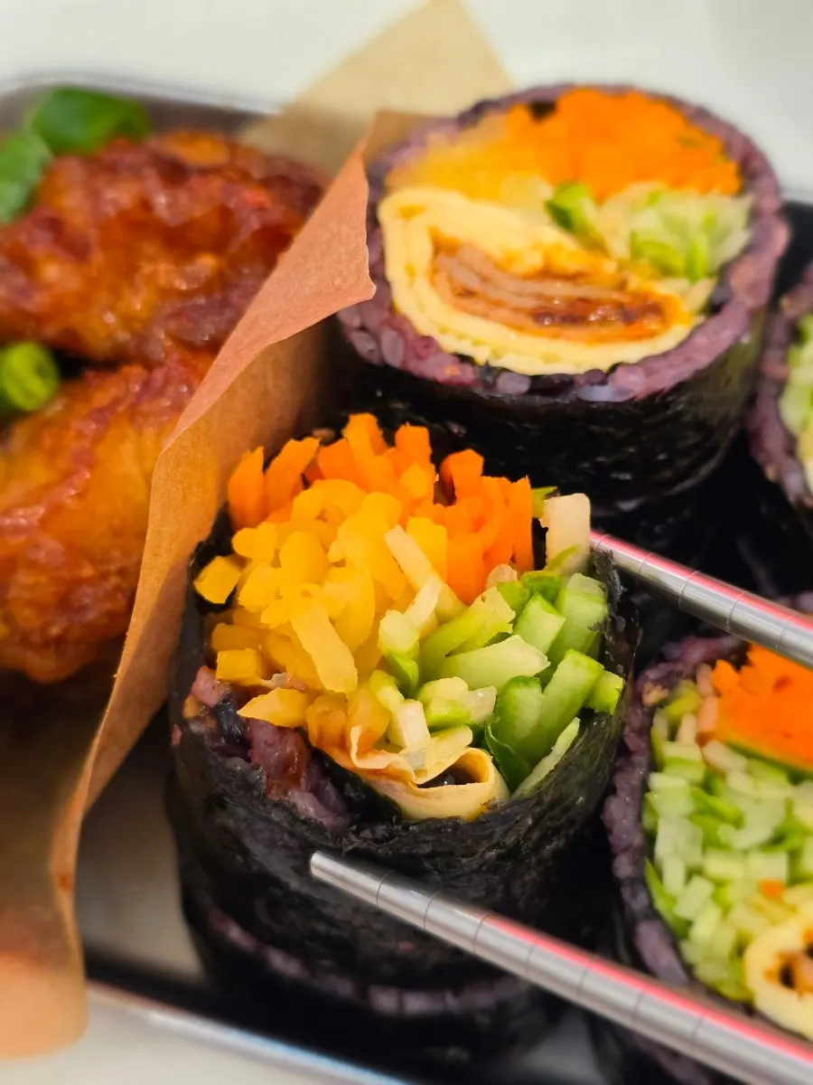 얇게 편 밥의 김밥 단면