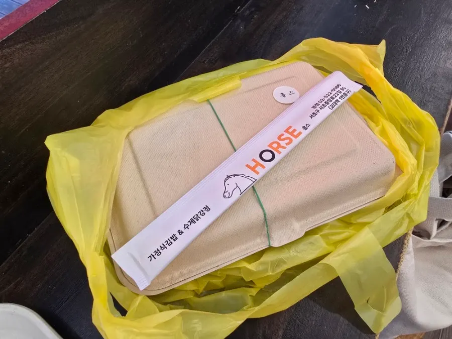 포장한 김밥과 닭강정 세트