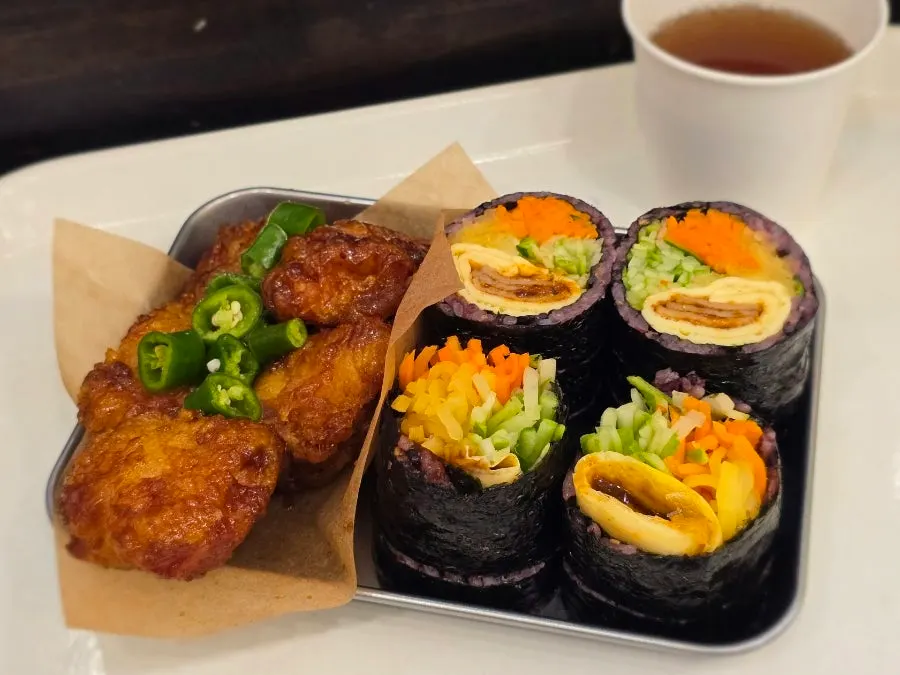 김밥과 닭강정을 함께 먹는 구성