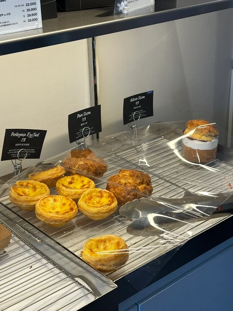 カウンター横のベーカリー陳列ケース
