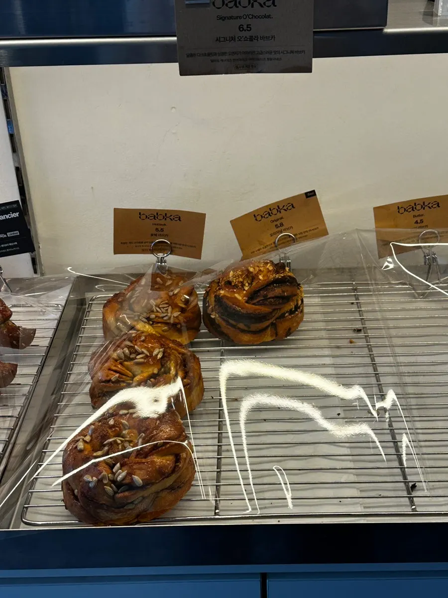 ショーケースに並ぶエッグタルトとスコーン
