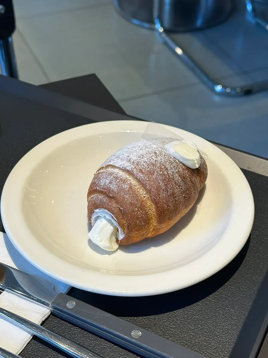 アイスアメリカーノとヘルシンキラテ、連乳生クリーム塩パンの注文