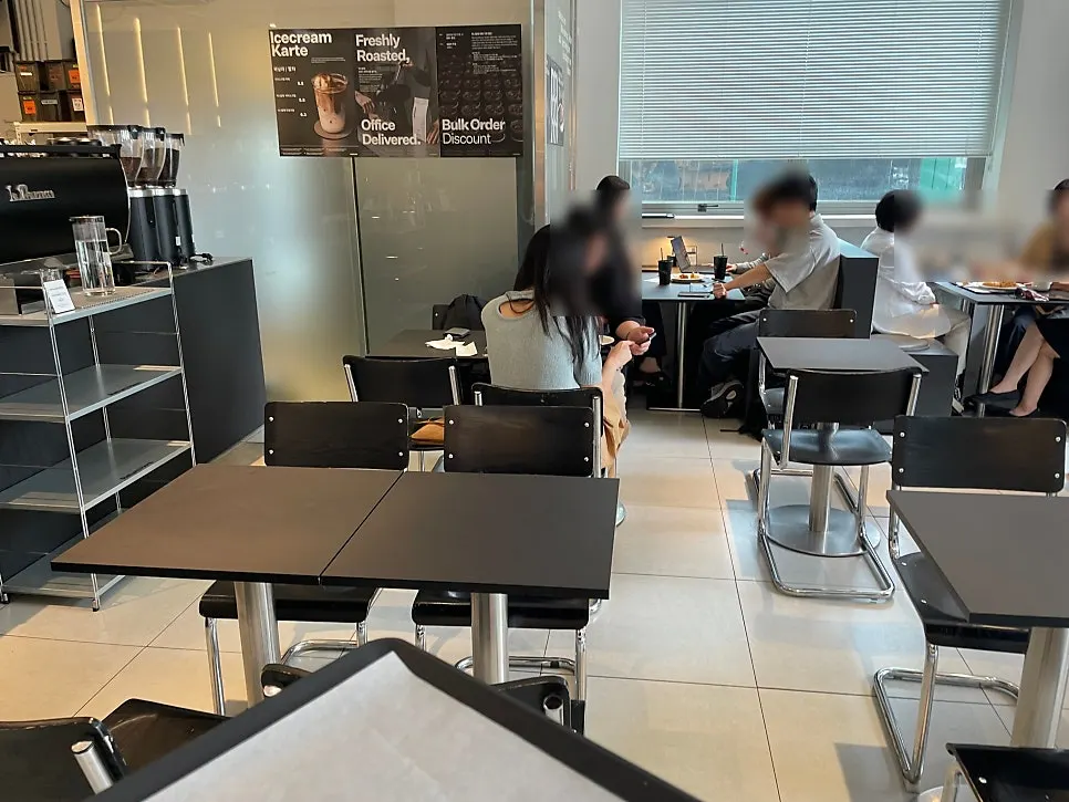 Interior seating at Mini Male Gyodae Court Branch during a lull