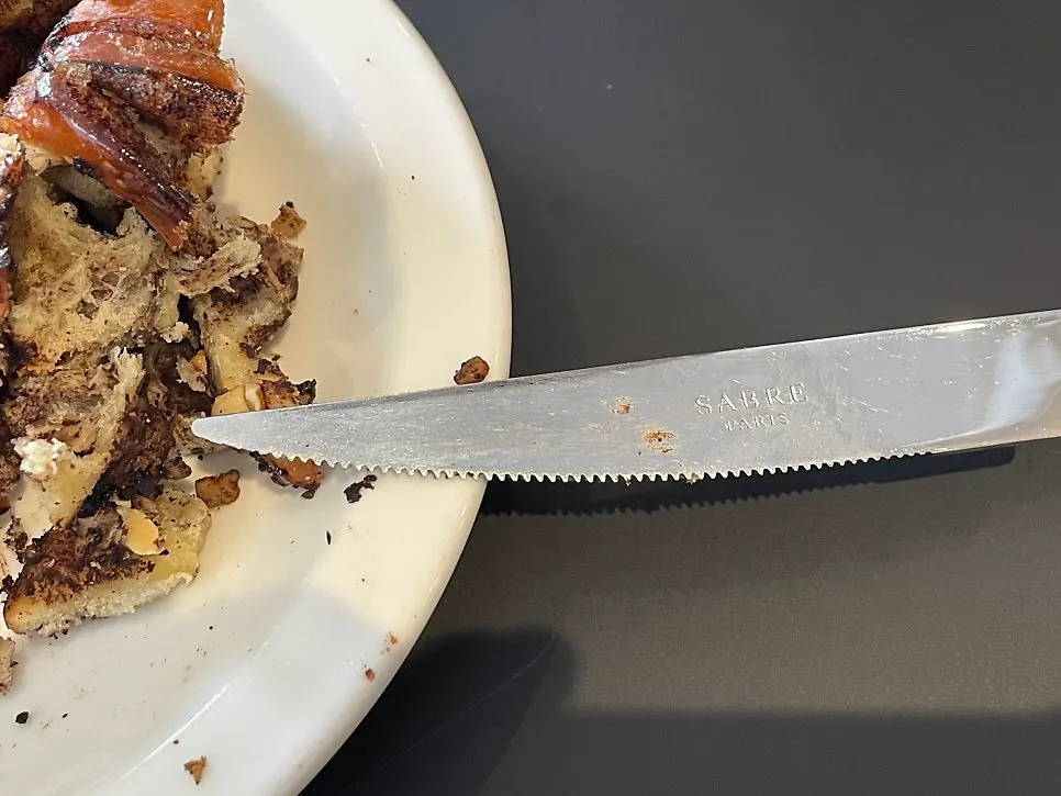 Babka served with a sablé-shaped knife