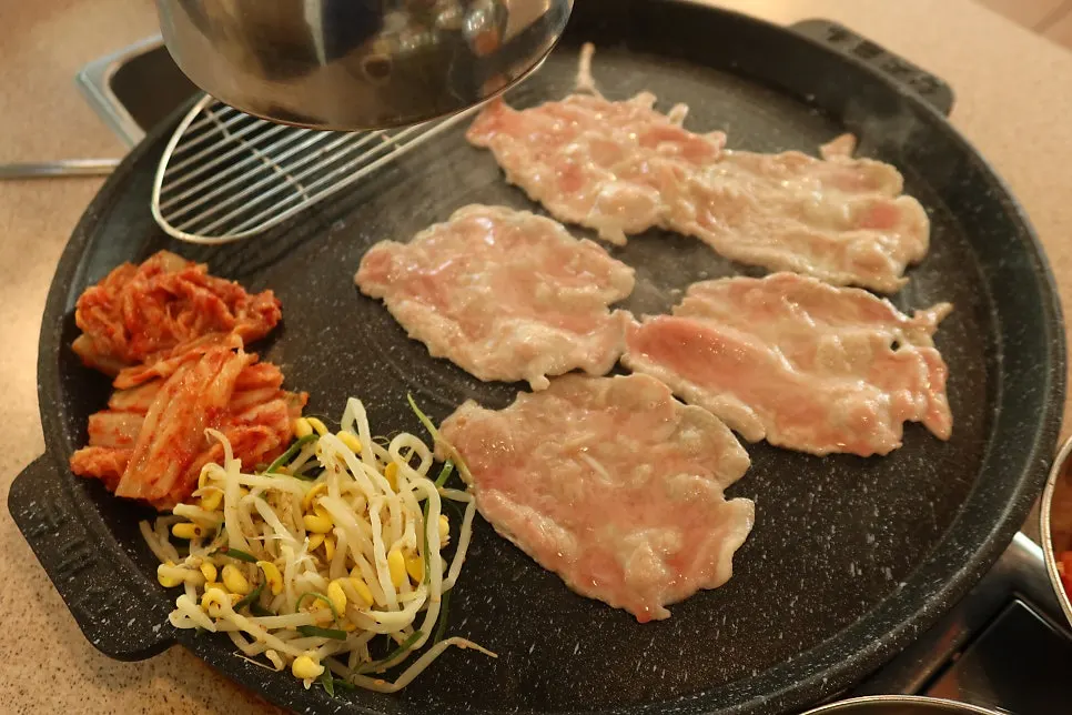 Thinly sliced fresh chilled pork neck