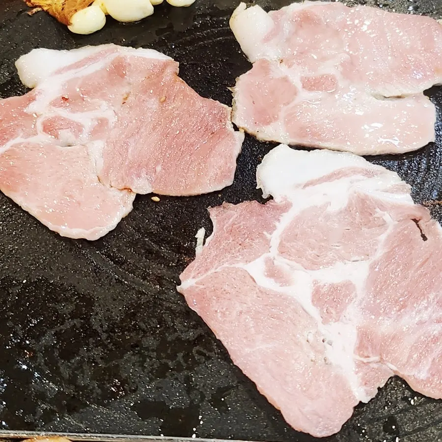 트레이 위에 올린 다 익은 대패삼겹살