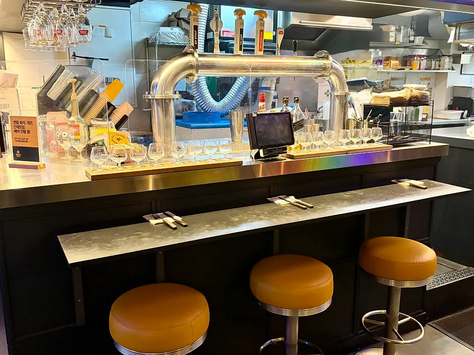 Group seating at Daily Fix Seocho Gyodae Branch