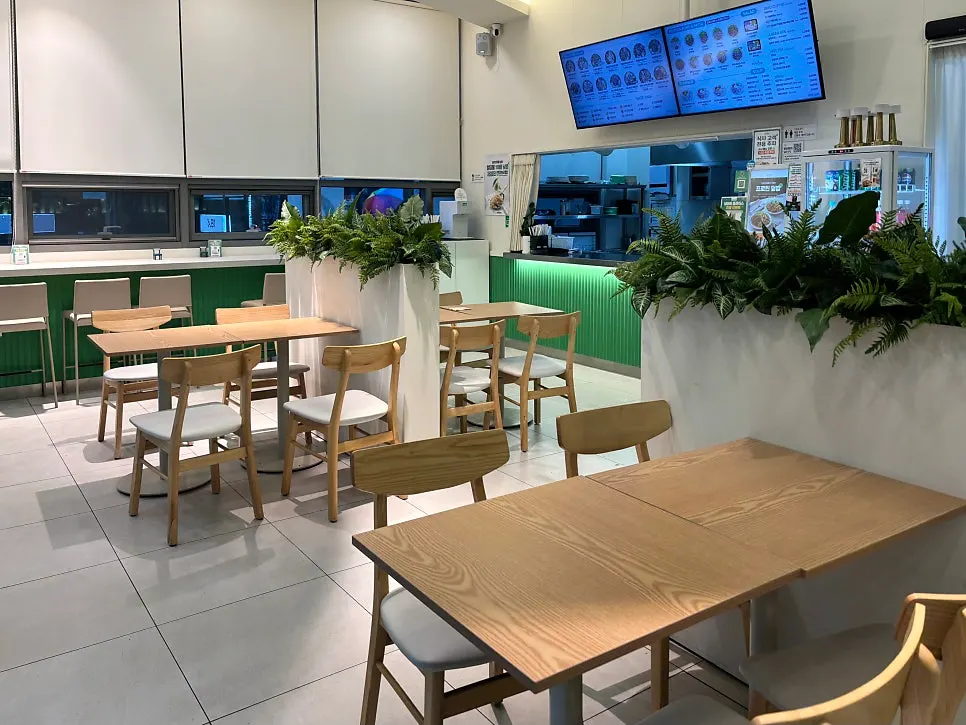 Interior with two-person and four-person tables