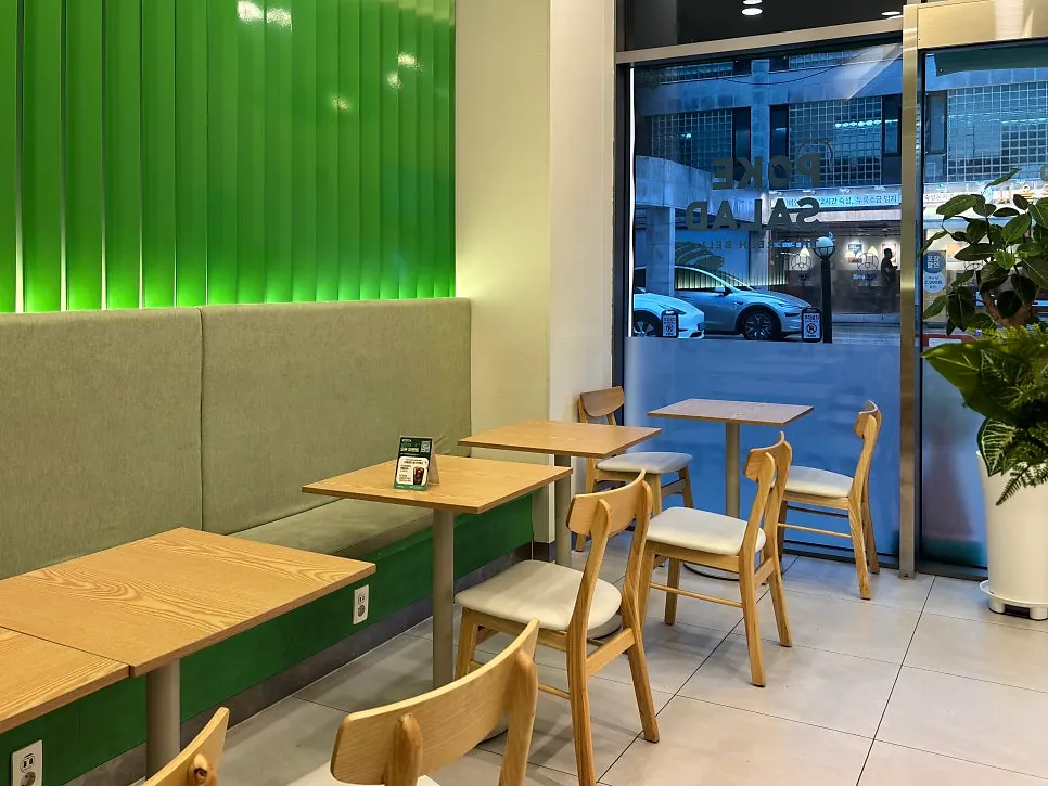 Cleanly maintained interior of Salering Gyodae Direct Store