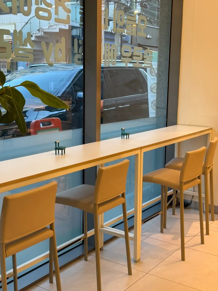 Window bar table and 2–4 person seating at Salering Gyodae Direct Store