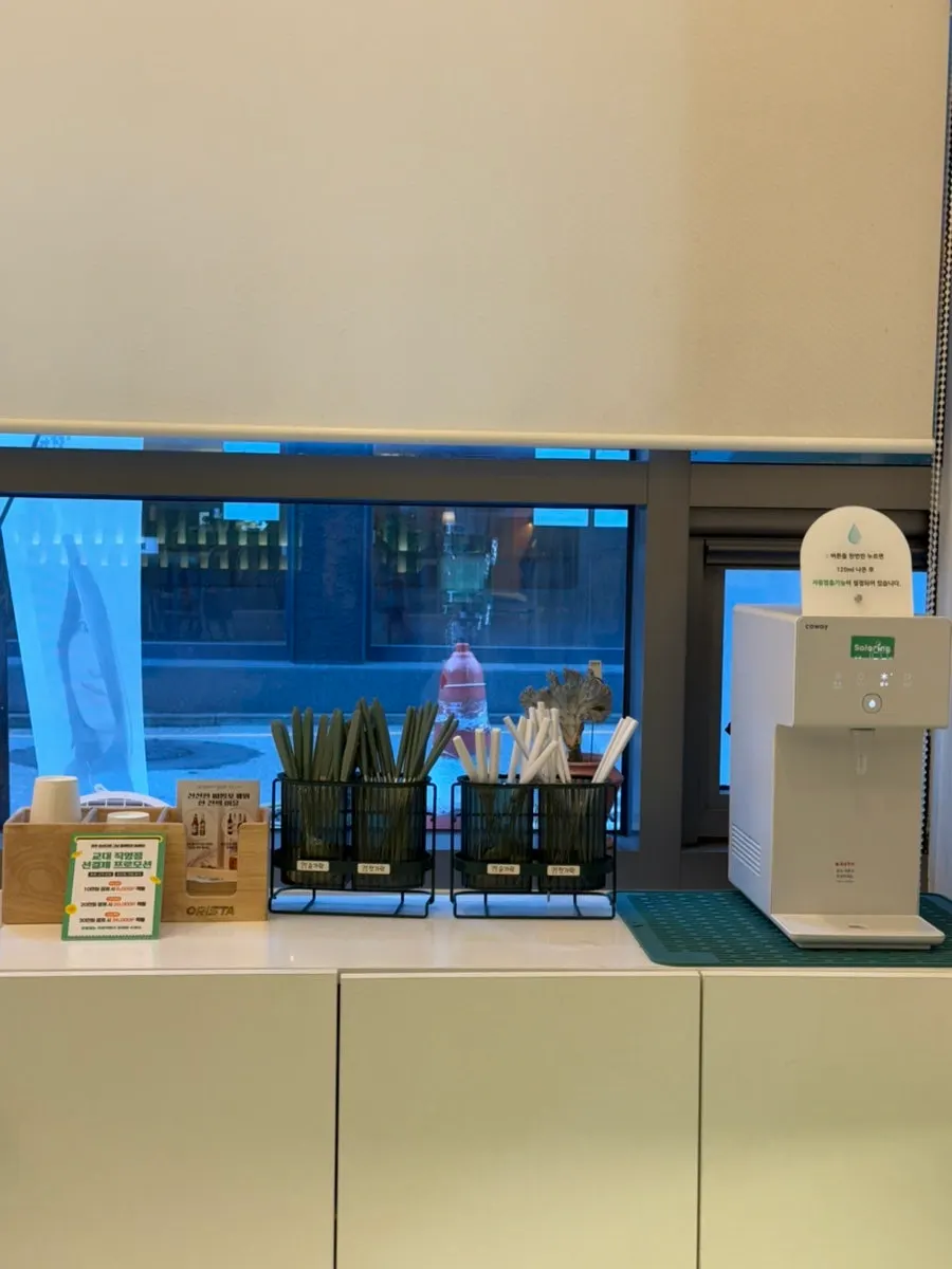 Self-serve corner with utensils, water, and cups at Salering Gyodae Direct Store